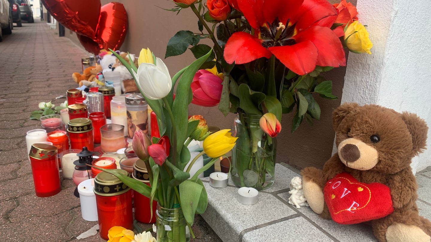 Nach dem Tod von zwei Kindern in Hockenheim haben Menschn Blumen, Kuscheltiere und Kerzen vor dem Haus abgelegt. (Foto: SWR, Phylicia Whitney)
