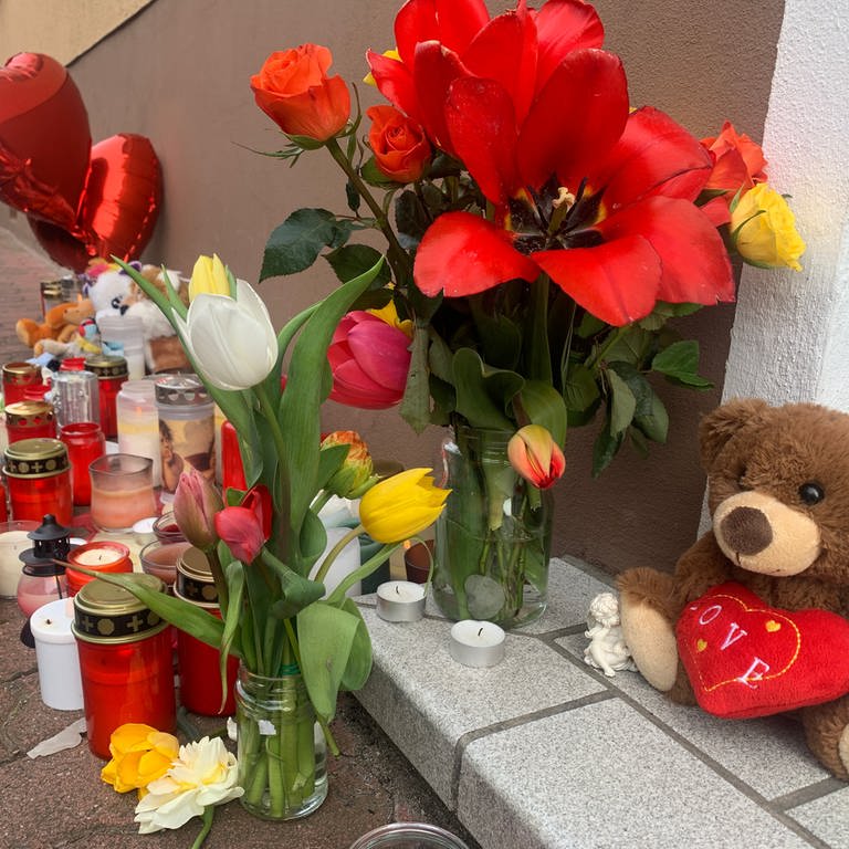 Nach dem Tod von zwei Kindern in Hockenheim haben Menschn Blumen, Kuscheltiere und Kerzen vor dem Haus abgelegt.  (Foto: SWR, Phylicia Whitney)