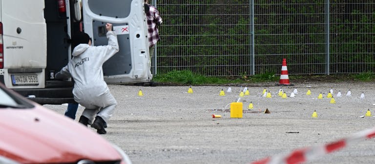 Ermittler suchen Spuren am Tatort in Asperg bei Stuttgart - hier wurde ein 18-Jähriger erschossen. (Foto: dpa Bildfunk, picture alliance/dpa | Bernd Weißbrod)