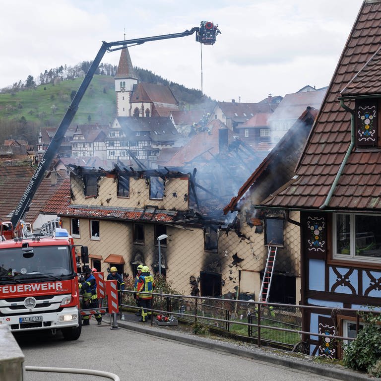 Am frühen Morgen ist eine zum Wohnhaus umgebaute ehemalige Gaststätte in Gernsbach in Brand geraten. (Foto: dpa Bildfunk, picture alliance/dpa | Julian Rettig)
