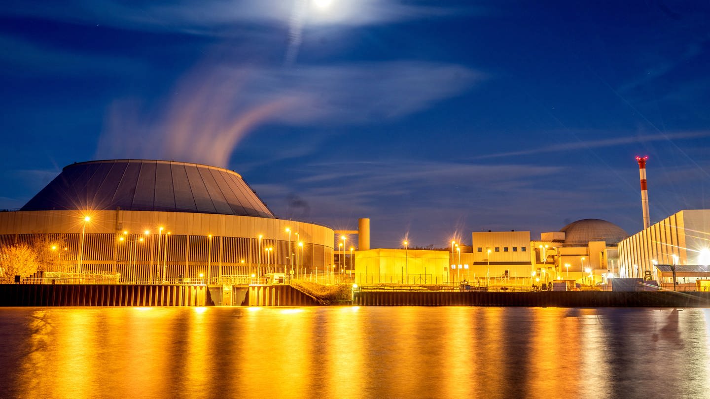Der Mond leuchtet zur blauen Stunde über dem Kernkraftwerk Neckarwestheim. Das AKW wird am 15. April 2023 abgeschaltet. (Foto: dpa Bildfunk, picture alliance/dpa | Christoph Schmidt)