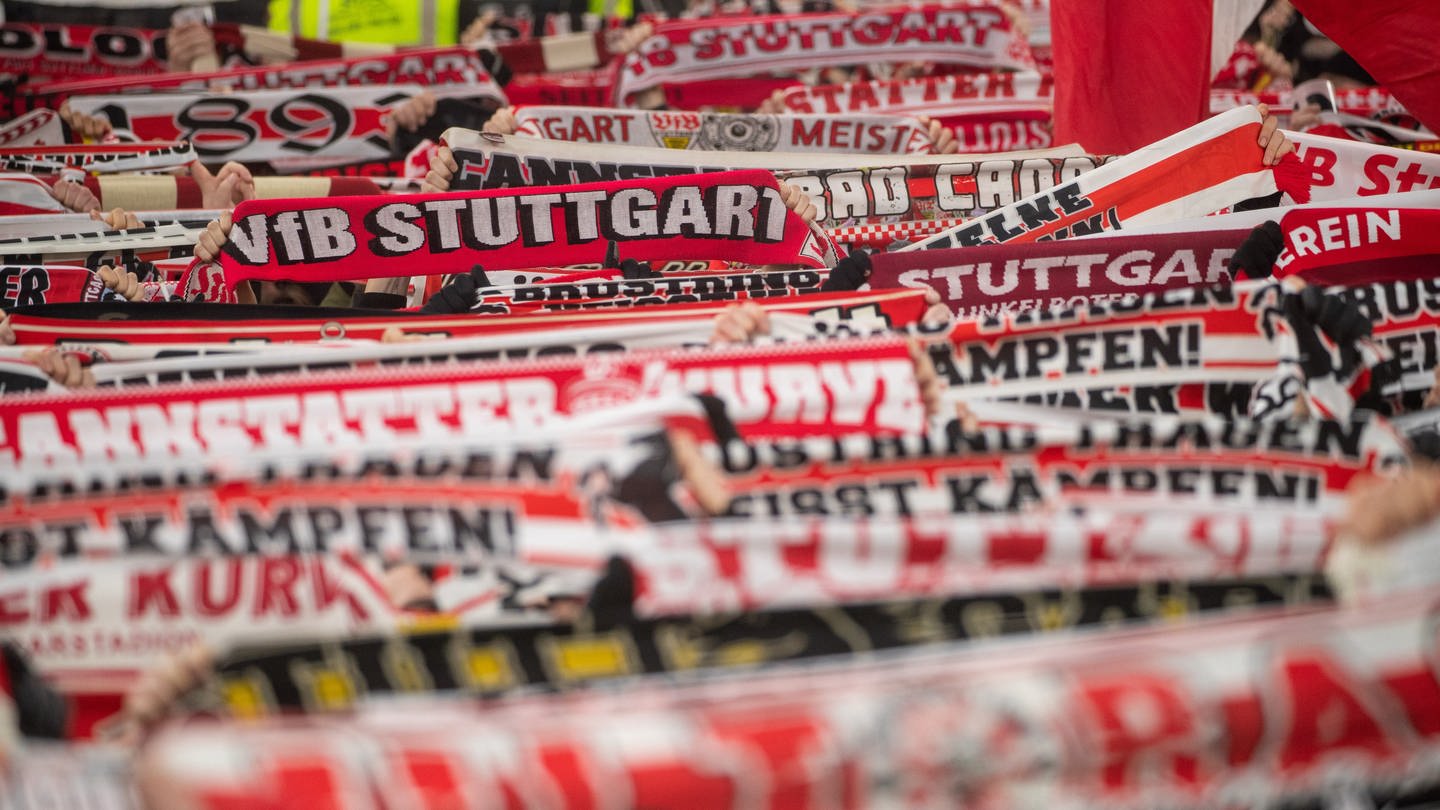 Fans des VfB Stuttgart singen in der Cannstatter Kurve und zeigen ihre Fanschals. (Foto: dpa Bildfunk, picture alliance/dpa | Christoph Schmidt)
