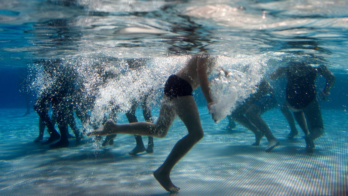 Kinder spielen im Becken eines Schwimmbads (Foto: dpa Bildfunk, picture alliance/dpa | Emily Wabitsch)