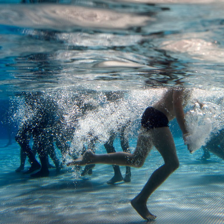 Kinder spielen im Becken eines Schwimmbads (Foto: dpa Bildfunk, picture alliance/dpa | Emily Wabitsch)