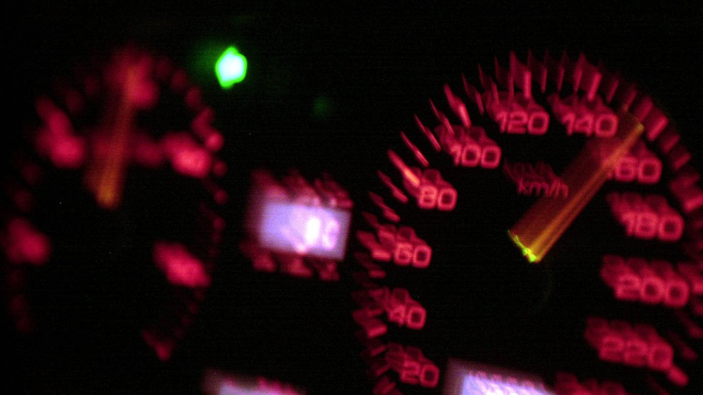Ein Tacho zeigt eine hohe Geschwindigkeit (Foto: IMAGO, IMAGO / nordpool/Tittel)