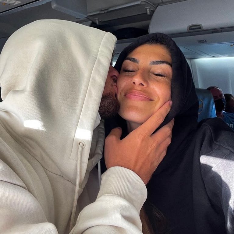 Selfie von Yeliz und Jannik. Er küsst sie in einem Flugzeug auf die Backe. (Foto: Screenshot Instagram: jannikkontalis)