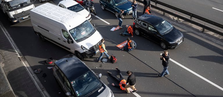 Aktivisten der Gruppierung «Letzte Generation» werden von aufgebrachten Autofahrern angegangen.  (Foto: dpa Bildfunk, picture alliance/dpa | Hannes P Albert)