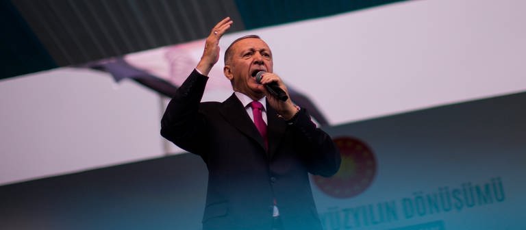 Recep Tayyip Erdogan, Präsident der Türkei und Präsidentschaftskandidat, hält eine Rede während einer Wahlkampfveranstaltung.  (Foto: dpa Bildfunk, picture alliance/dpa/AP | Francisco Seco)