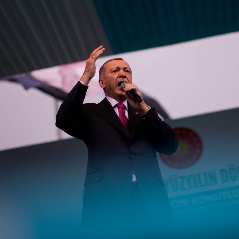 Recep Tayyip Erdogan, Präsident der Türkei und Präsidentschaftskandidat, hält eine Rede während einer Wahlkampfveranstaltung.  (Foto: dpa Bildfunk, picture alliance/dpa/AP | Francisco Seco)