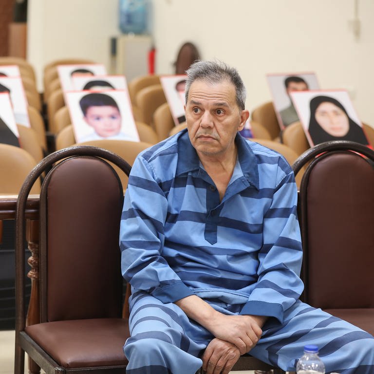 Die undatierte Aufnahme zeigt den Deutsch-Iraner Djamshid Sharmahd in einem Teheraner Revolutionsgericht. Sharmahd in einem umstrittenen Prozess zum Tode verurteilt worden. (Foto: dpa Bildfunk, picture alliance/dpa | Koosha Falahi/Mizan/dpa)