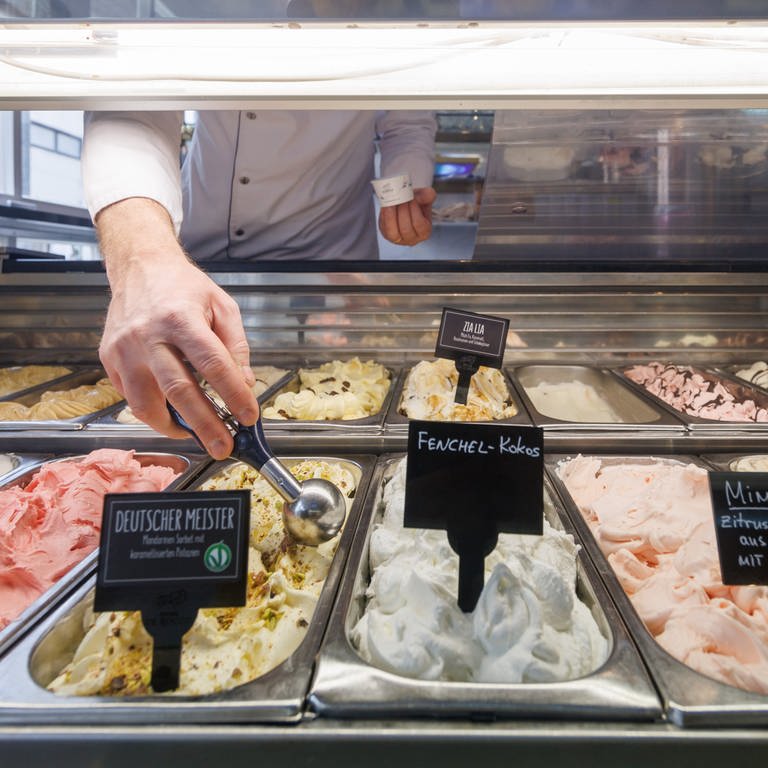 Verschiedene Sorten Eis in einer Eisdiele (Foto: dpa Bildfunk, picture alliance/dpa | Daniel Karmann)