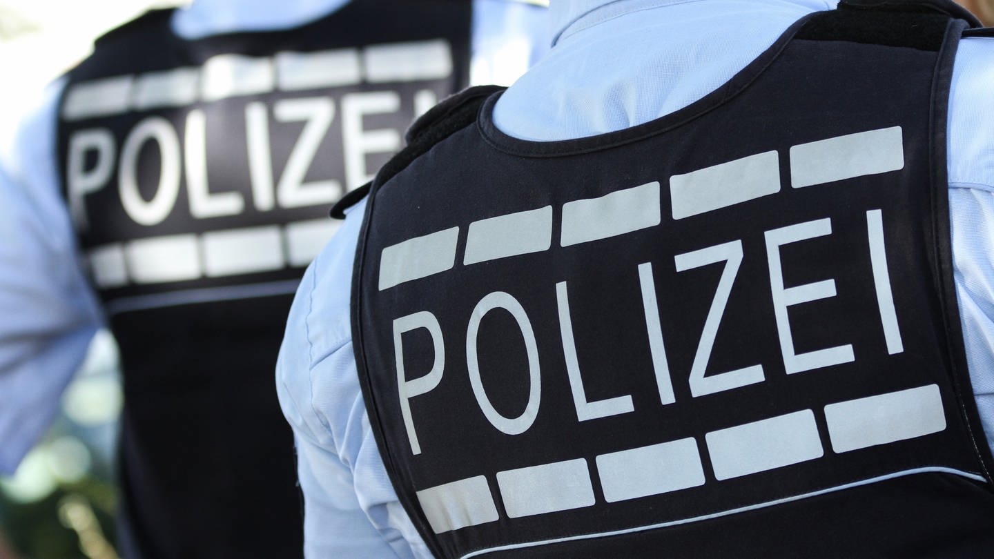 In Polizei-Westen gekleidete Polizisten stehen in Reutlingen. (Foto: dpa Bildfunk, picture alliance / Silas Stein/dpa)