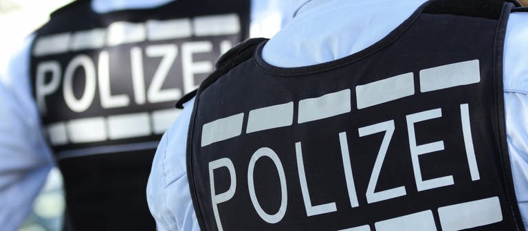 In Polizei-Westen gekleidete Polizisten stehen in Reutlingen. (Foto: dpa Bildfunk, picture alliance / Silas Stein/dpa)