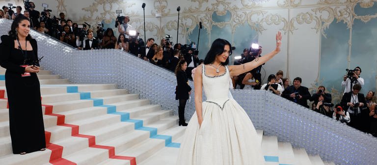 ua Lipa arrives on the red carpet for The Met Gala at The Metropolitan Museum of Art celebrating the opening of Karl Lagerfeld: A Line of Beauty in New York City. (Foto: IMAGO, IMAGO / UPI Photo)