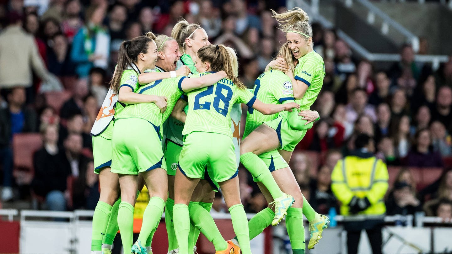 Die Fußball-Frauen des VfL Wolfsburg jubeln, sie stehen im Finale der Champions League (Foto: IMAGO, IMAGO / Beautiful Sports)