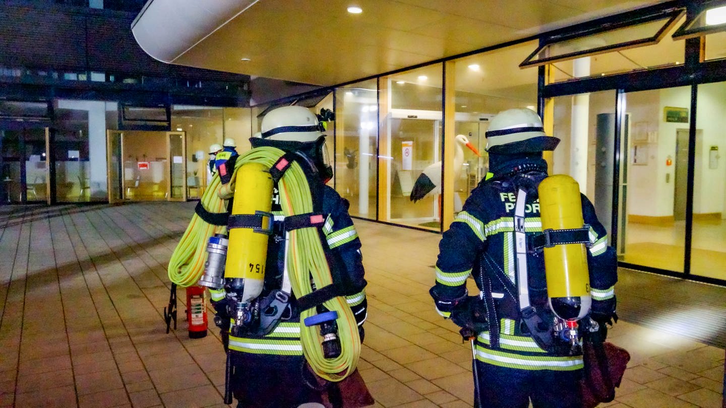 Einsatzkräfte der Feuerwehr - Bei einem Feuer in der Notaufnahme eines Pforzheimer Krankenhauses ist ein Mensch ums Leben gekommen. (Foto: dpa Bildfunk, picture alliance/dpa/EinsatzReport24 | Markus Rott)