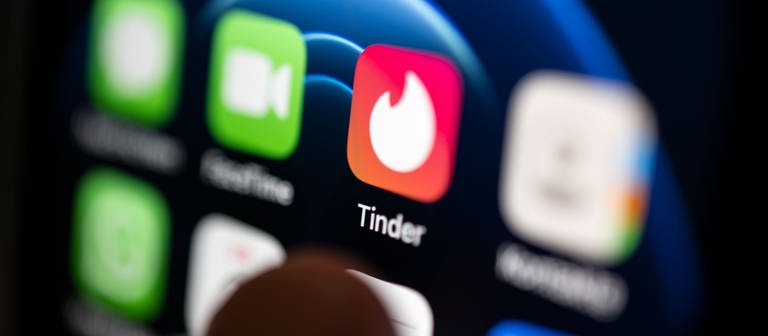 Tinder App auf einem Bildschirm (Foto: dpa Bildfunk, picture alliance/dpa | Marijan Murat)