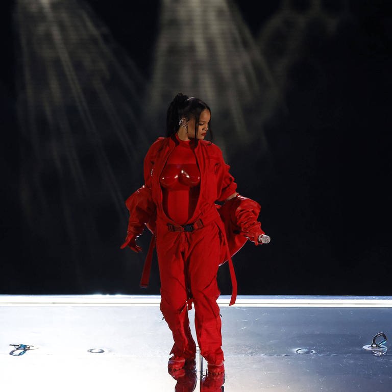 Rihanna tritt während der Halbzeitshow der NFL am 12. Februar 2023 auf. (Foto: IMAGO, ZUMA Wire)