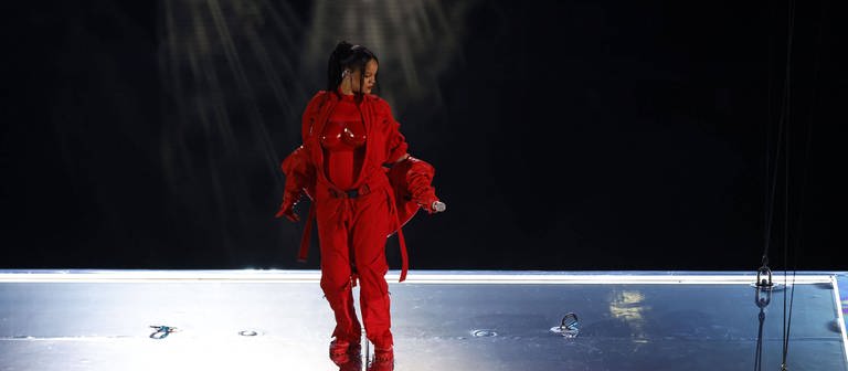 Rihanna tritt während der Halbzeitshow der NFL am 12. Februar 2023 auf. (Foto: IMAGO, ZUMA Wire)