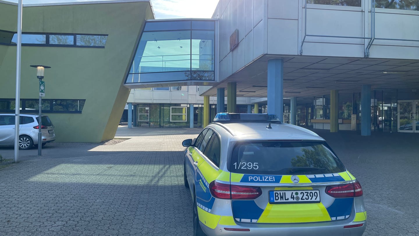 Polizei vor dem Thomas-Mann-Gymnasium (Foto: SWR)
