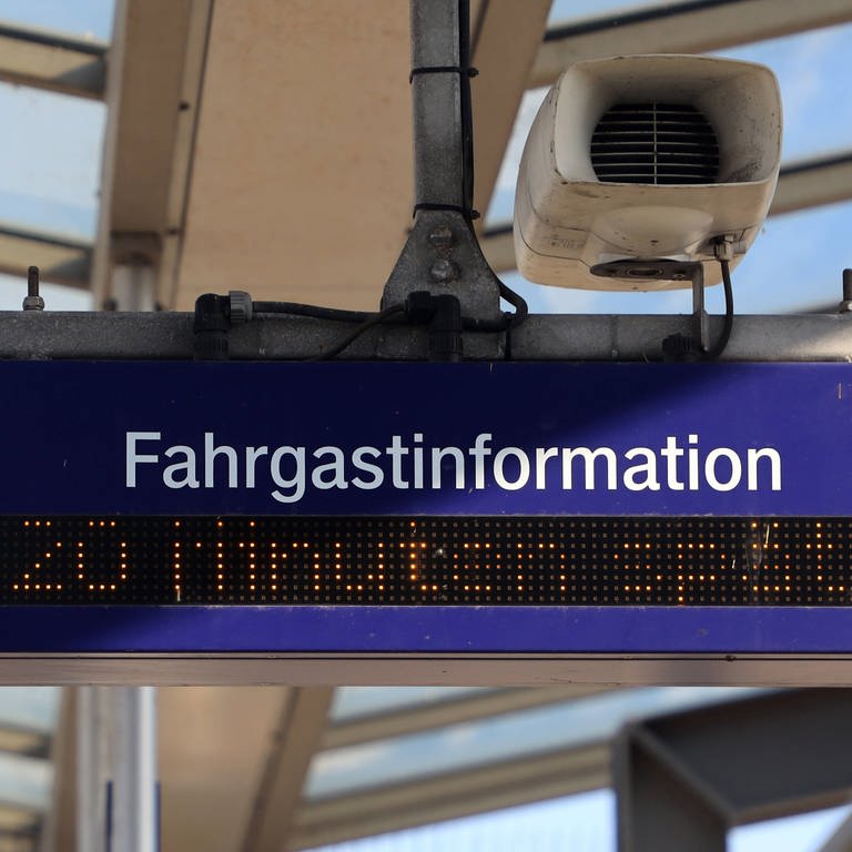 Anzeige für verspäteten Zug der Deutschen Bahn (Foto: IMAGO, IMAGO / Gottfried Czepluch)