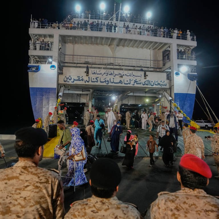 Evakuierte verlassen das Schiff Saudi Amanah nach der Landung im Hafen von Dschidda. Im Sudan trägt De-facto-Präsident al-Burhan mithilfe der Streitkräfte einen Machtkampf gegen seinen Stellvertreter Daglo aus, der die paramilitärischen Rapid Support Forces (RSF) anführt. (Foto: dpa Bildfunk, picture alliance/dpa/AP | Amr Nabil)