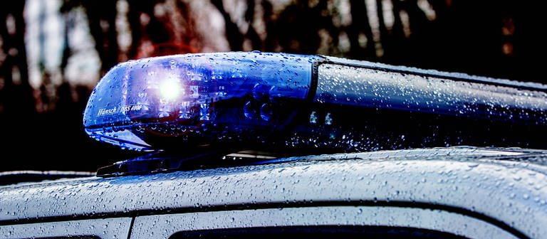 Symbolbild: Ein Einsatzfahrzeug der Polizei, Streifenwagen mit Blaulicht. (Foto: DASDING, IMAGO / Fotostand)