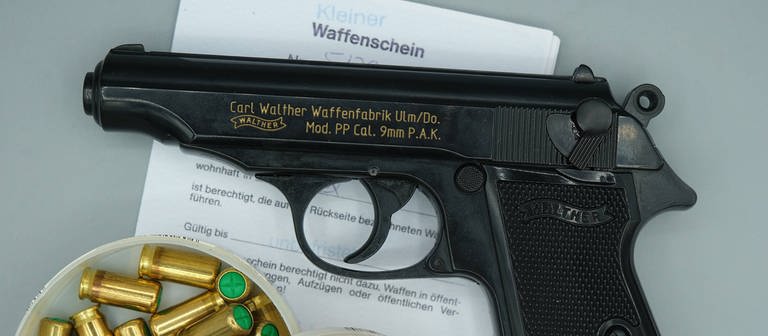 Waffe und Waffenschein mit Munition (Foto: IMAGO, IMAGO / Hartenfelser)
