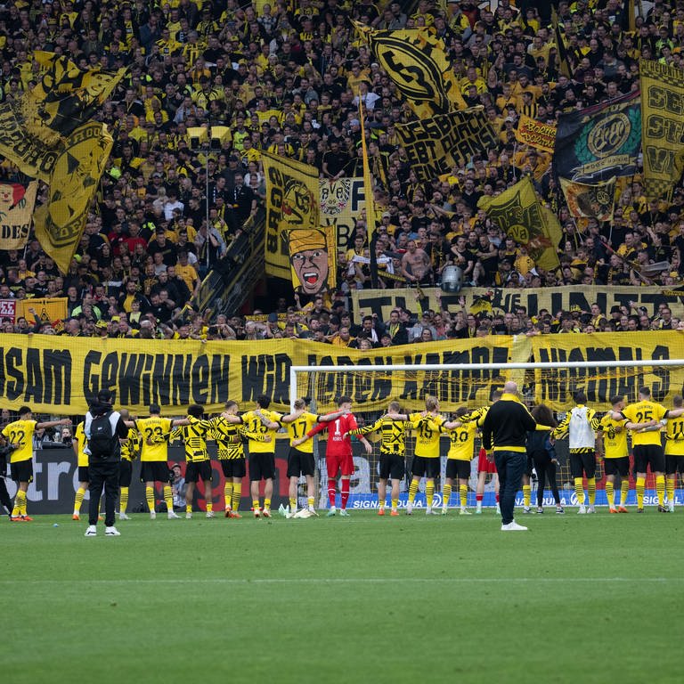 Dortmunds Spieler bedanken sich bei ihren Fans. (Foto: dpa Bildfunk, picture alliance/dpa | Bernd Thissen)