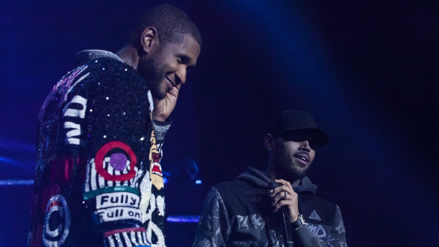 Chris Brown und Usher stehen gemeinsam auf der Bühne (2016) (Foto: IMAGO, The Photo Access)