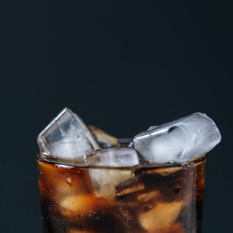 Ein Glas Cola mit Eiswürfeln. (Foto: Pexels / RonLach)