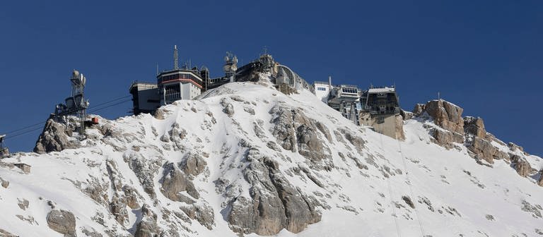 Gipfel der Zugspitze mit Gondel und Bergstation (Foto: IMAGO, IMAGO / Future Image)