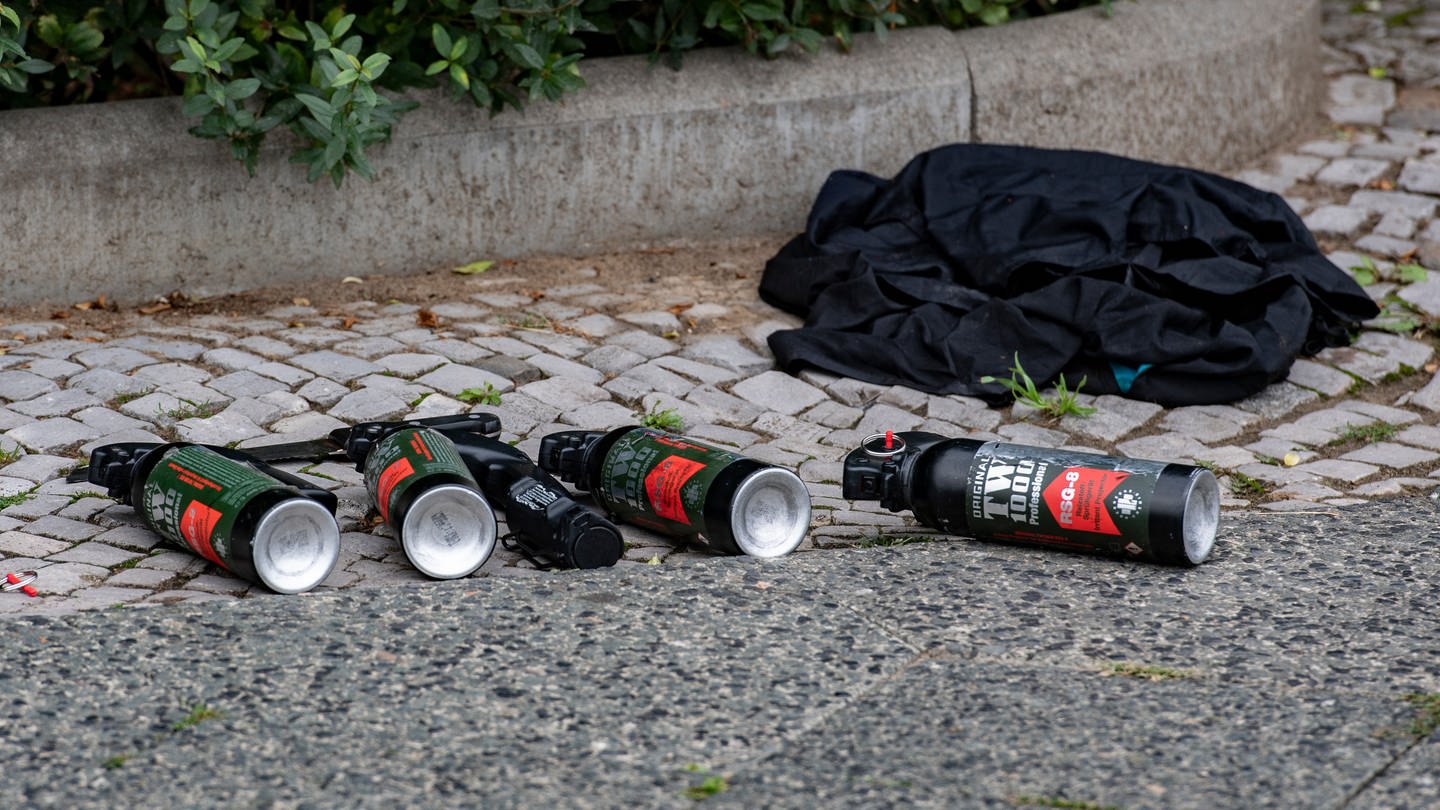 Mehrere Reizgasflaschen liegen auf dem Boden (Foto: dpa Bildfunk, picture alliance/dpa | Paul Zinken)