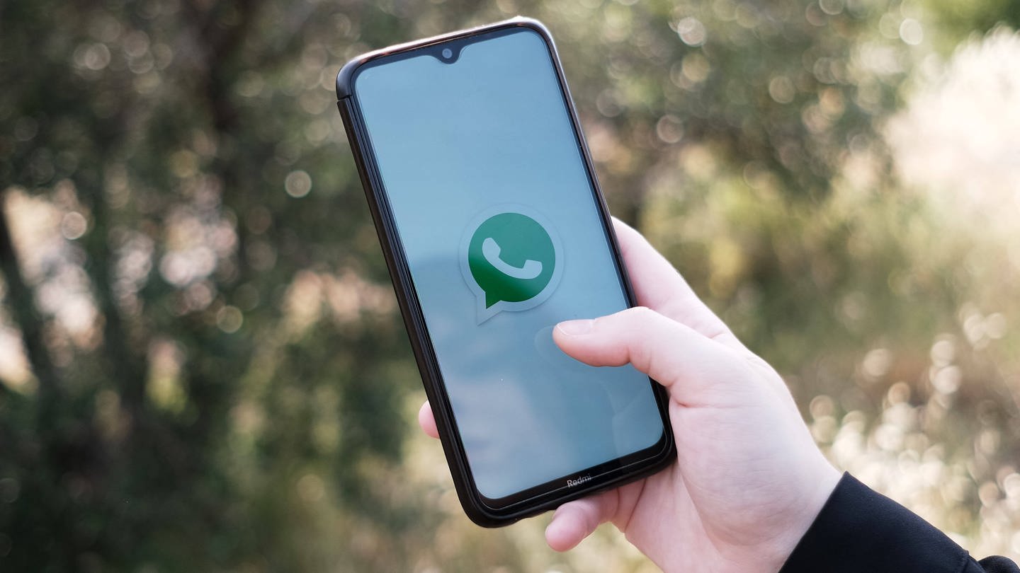 Auf einem Handy ist das WhatsApp-Logo zusehen. (Foto: IMAGO, IMAGO / NurPhoto)
