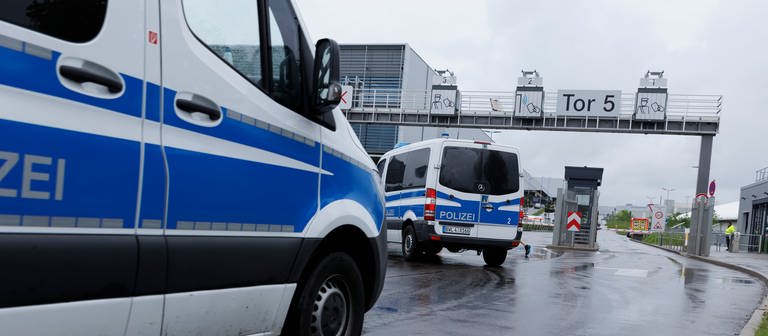 Einsatzfahrzeuge der Polizei stehen in Sindelfingen an einem Werk von Mercedes-Benz. Dort gab es zwei Tote. (Foto: dpa Bildfunk, picture alliance/dpa | Julian Rettig)