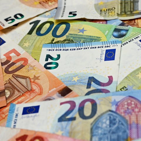 Mehrere Euroscheine liegen aufeinander