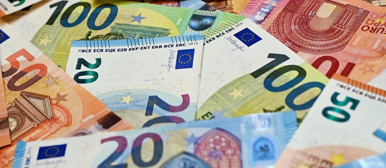 Mehrere Euroscheine liegen aufeinander (Foto: dpa Bildfunk, picture alliance/dpa/dpa-Zentralbild | Patrick Pleul)