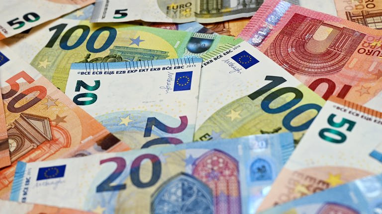 Mehrere Euroscheine liegen aufeinander (Foto: dpa Bildfunk, picture alliance/dpa/dpa-Zentralbild | Patrick Pleul)