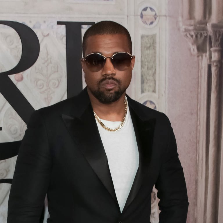 Kanye West mit Sonnenbrille auf dem roten Teppich