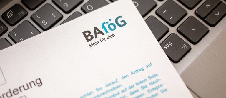 Ein Antrag auf Ausbildungsförderung (Bafög) liegt auf der Tastatur eines Laptops. (Foto: dpa Bildfunk, picture alliance/dpa/dpa-Zentralbild | Fernando Gutierrez-Juarez)