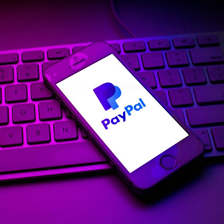 Bezahldienst-App PayPal auf dem Smartphone (Foto: IMAGO, IMAGO / ZUMA Wire)