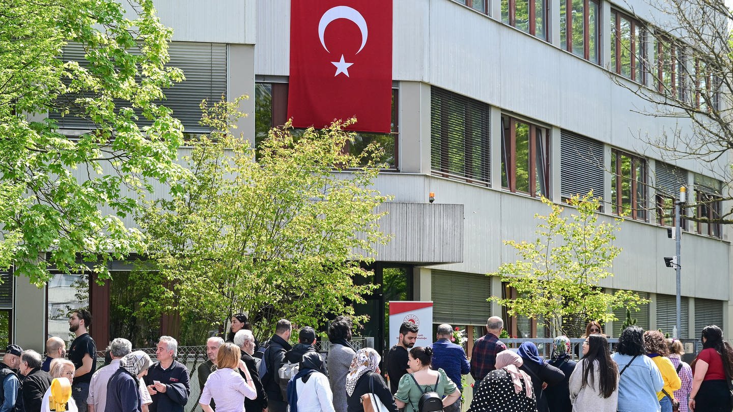Wahlberechtigte Türken stehen vor einem Wahllokal in Stuttgart zur Abstimmung für die Türkei-Wahlen. (Foto: picture-alliance / Reportdienste, Bernd Weißbrod)