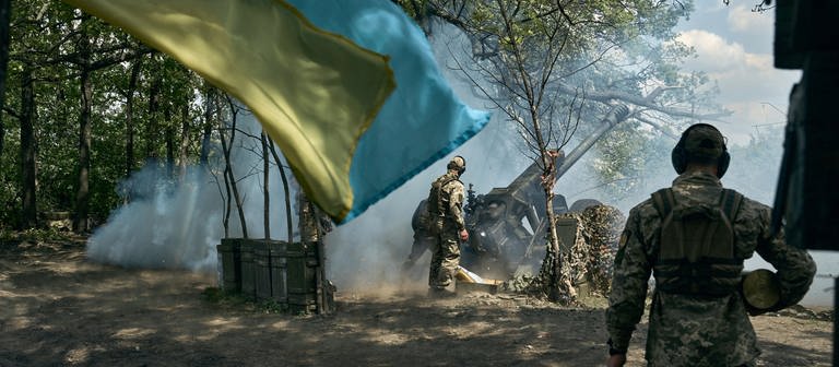 Ukrainische Soldaten feuern eine Kanone in der Nähe von Bachmut in der Region Donezk ab. (Foto: picture-alliance / Reportdienste, picture alliance/dpa/AP | LIBKOS)
