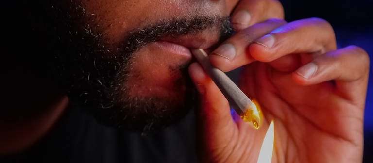 Ein Mann raucht einen Joint. (Foto: Pexels / Kindel Media)