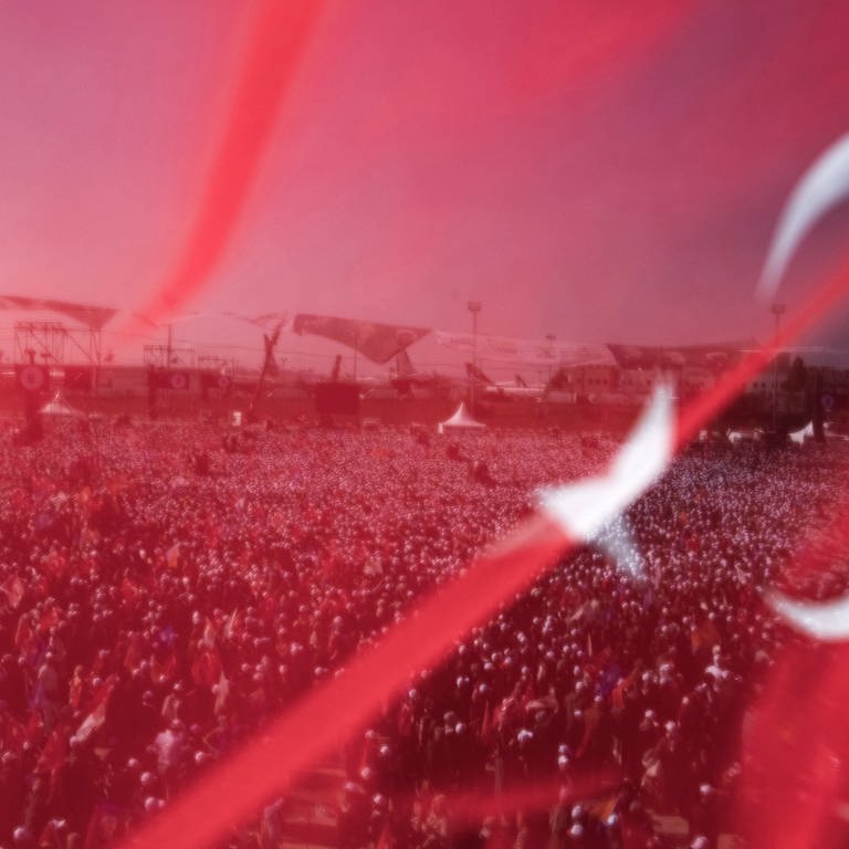 Türkei Flagge vor der Wahl 2023 (Foto: dpa Bildfunk, picture alliance/dpa/AP | Khalil Hamra)
