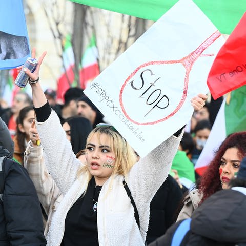 Eine Frau protestiert gegen Hinrichtungen im Iran. Dort gibt es die Todesstrafe. 2022 wuden alleine 255 Menschen wegen Drogendelikten hingerichtet. (Foto: dpa Bildfunk, picture alliance/dpa | Jonas Walzberg)