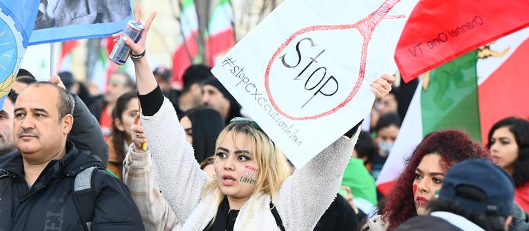 Eine Frau protestiert gegen Hinrichtungen im Iran. Dort gibt es die Todesstrafe. 2022 wuden alleine 255 Menschen wegen Drogendelikten hingerichtet. (Foto: dpa Bildfunk, picture alliance/dpa | Jonas Walzberg)