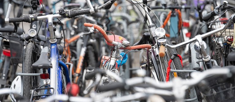 Fahrräder stehen vor dem Mainzer Hauptbahnhof. Der in der Corona-Pandemie noch deutlich gewachsene Trend zum Rad und E-Bike fordert die fünf größten Städte in Rheinland-Pfalz heraus.  (Foto: dpa Bildfunk, picture alliance/dpa | Sebastian Gollnow)