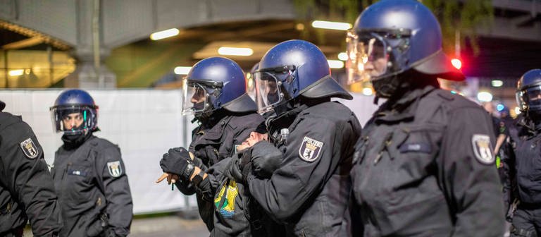 Im Bild zu sehen ist die Festnahme eines Deomnstranten in Berlin am 1. Mai 2023. (Foto: IMAGO, A. Friedrichs)