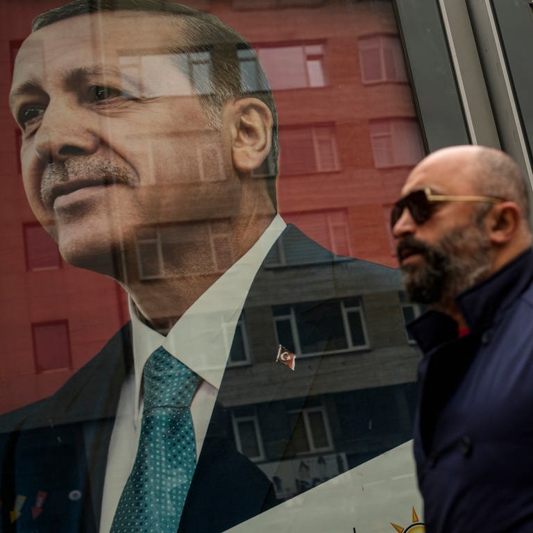 Zwei Wahlplakate mit Erdogan und Kilicdaroglu (Foto: dpa Bildfunk, picture alliance/dpa/AP | Emrah Gurel)